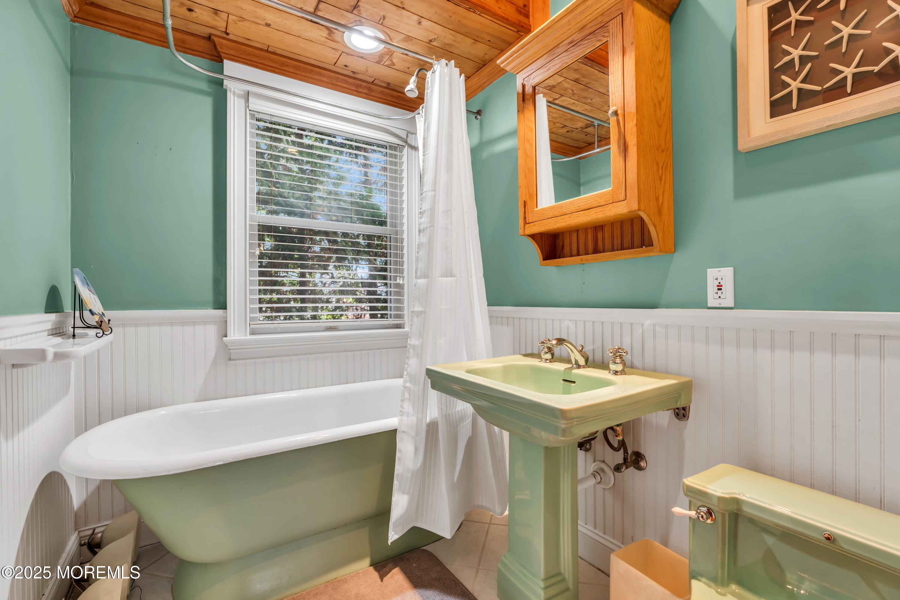 162 East River Road Rumson, NJ 07760 - Photo 28 of 70 a bathroom with a sink and a bathtub