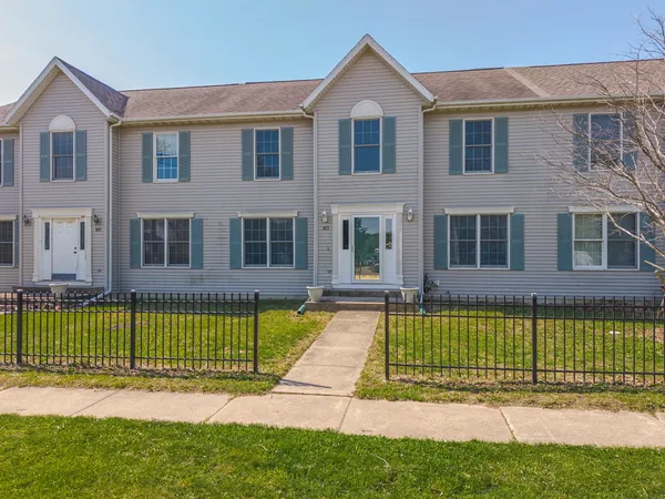 $230,000 | 923 East Shelbourne Drive, Unit 923, Normal, IL 61761