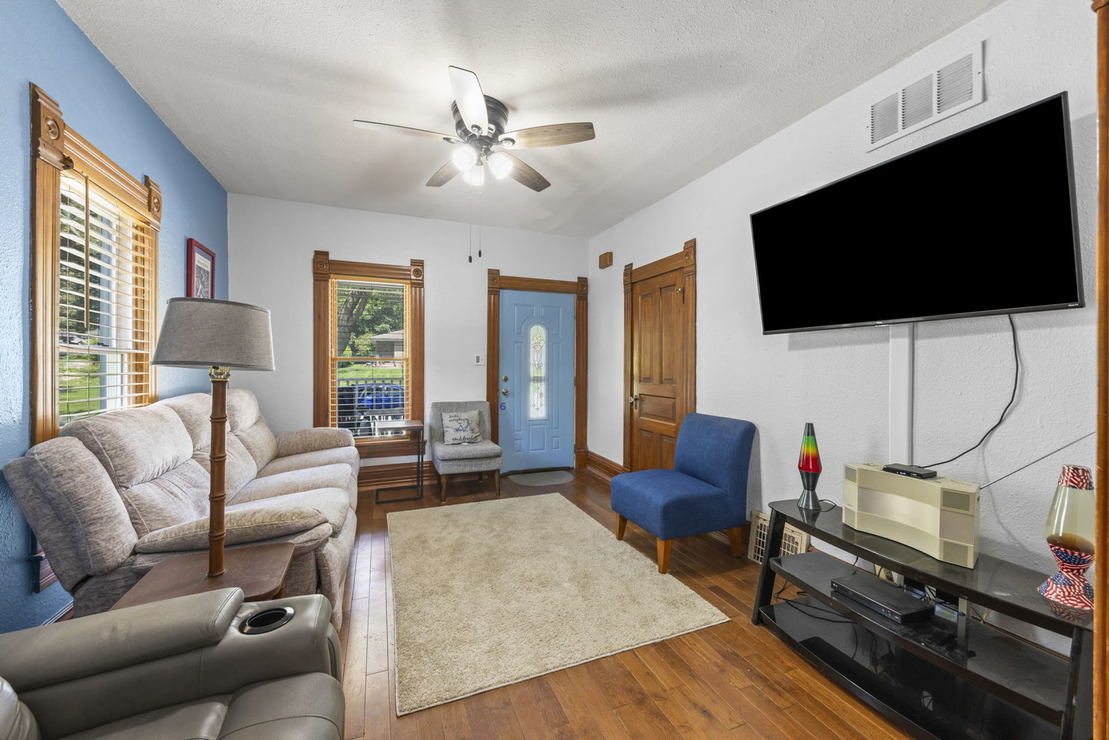 520 South Jefferson Street Lockport, IL 60441 - Photo 4 of 31 a living room with furniture and a flat screen tv