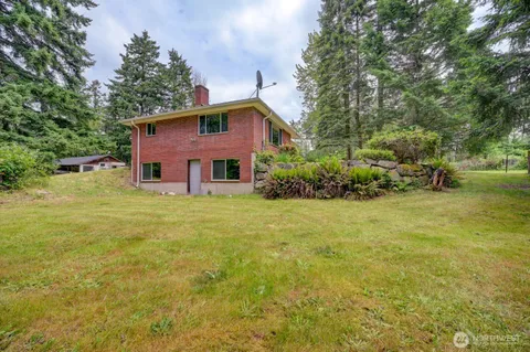 a view of a house with backyard and garden