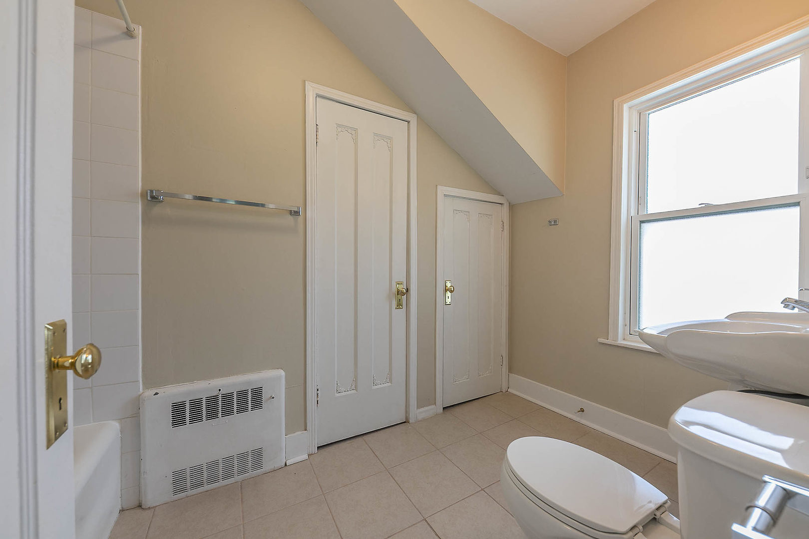 452 Loudon Road Riverside, IL 60546 - Photo 19 of 28 a bathroom with a toilet a sink and a bathtub