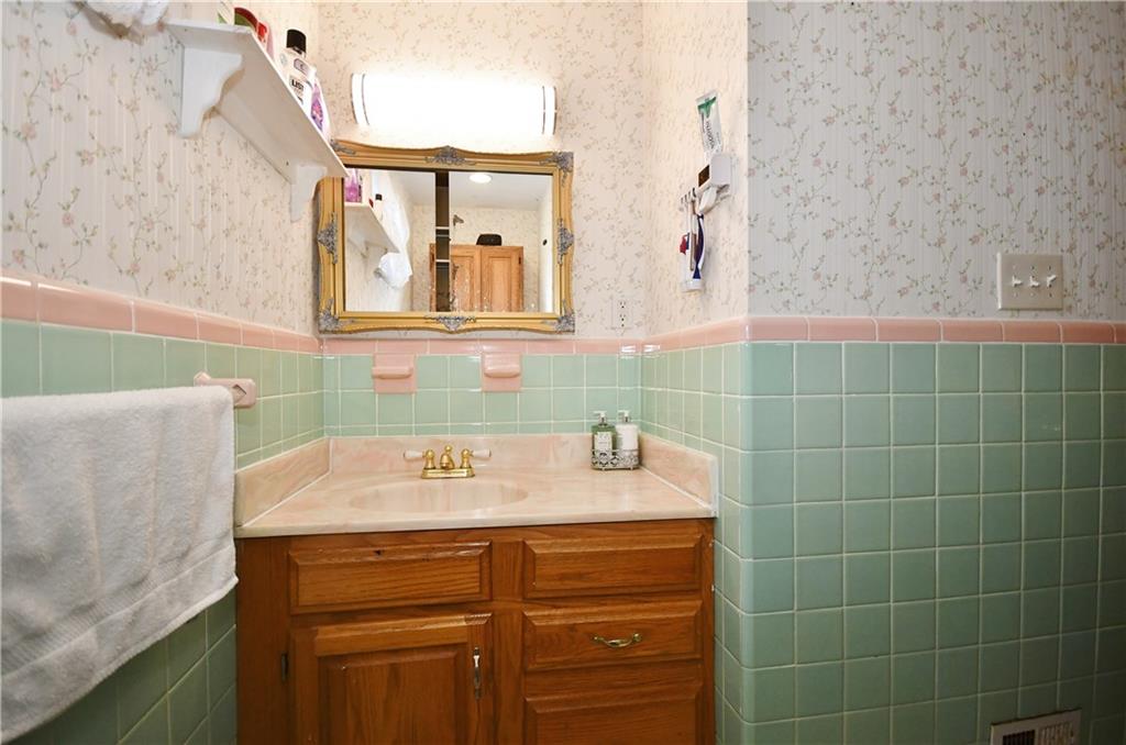 1614 Hollyrood Road Pittsburgh, PA 15227 - Photo 16 of 25 Gallery Image 16
