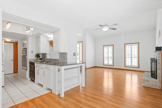 a view of washer and dryer in a room