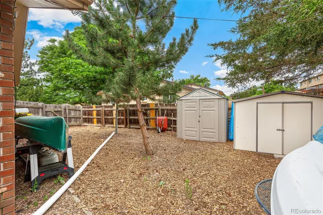 a view of a backyard