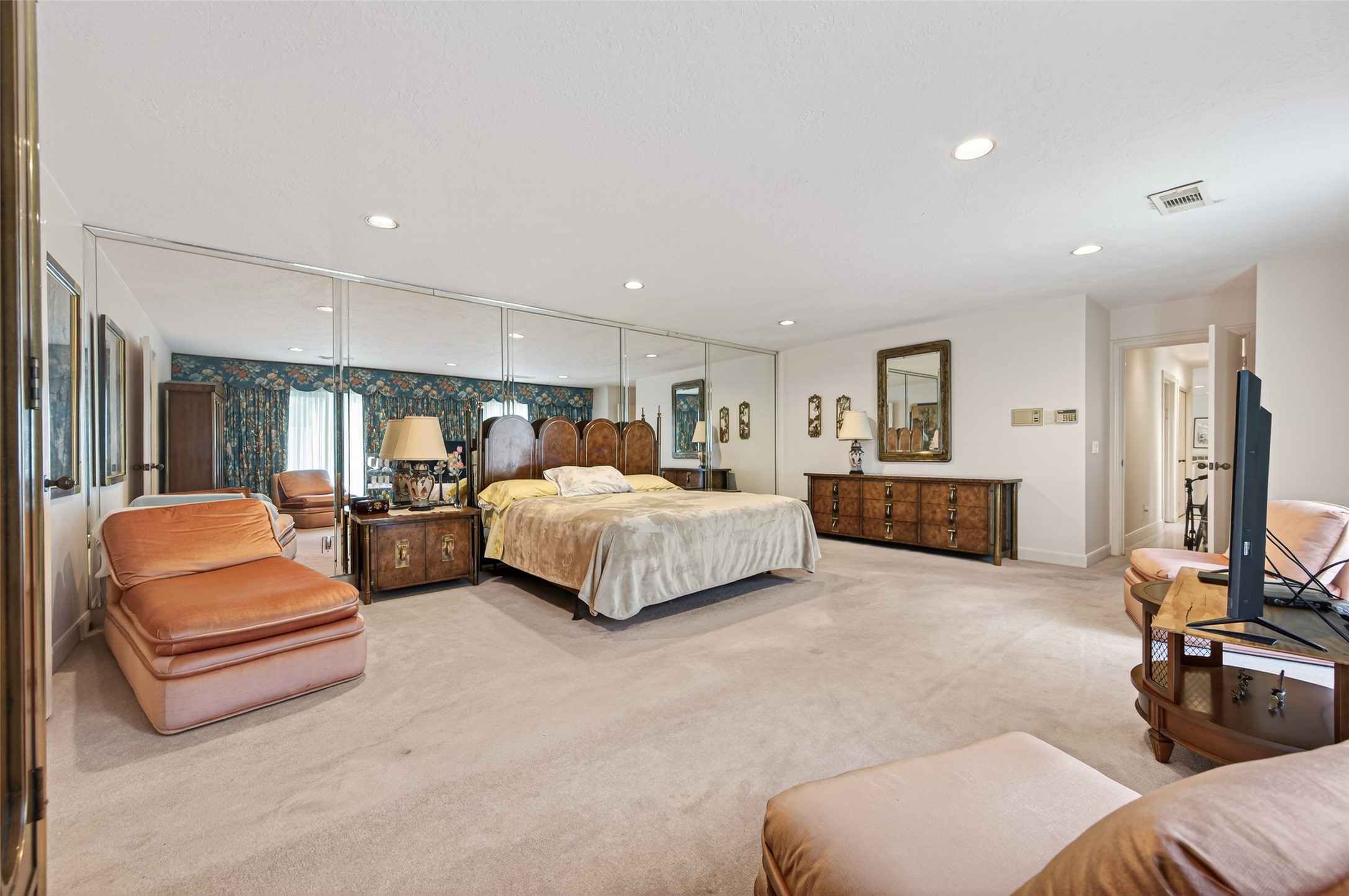 8103 Lake Edge Court Houston, TX 77071 - Photo 26 of 48 Exceptionally spacious primary bedroom with open layout