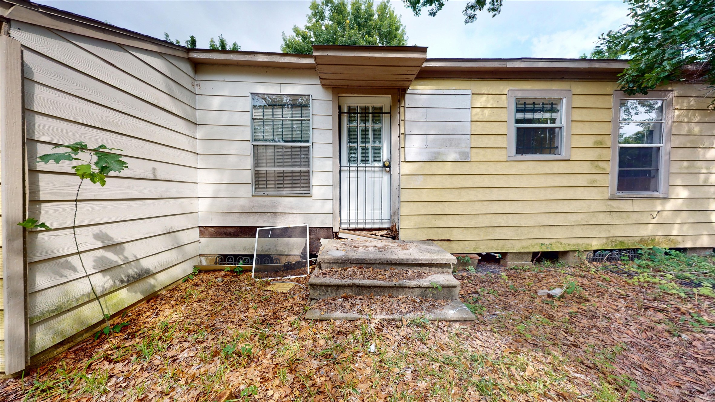 6604 Conley Street Houston, TX 77021 - Photo 26 of 28 a side view of a house with backyard and sitting area