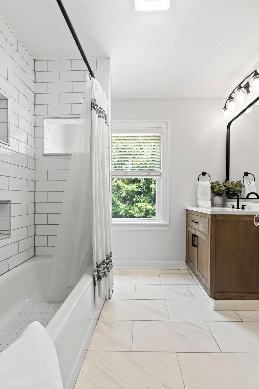 176 East Torrence Road Columbus, OH 43214 - Photo 48 of 64 Hall Bath