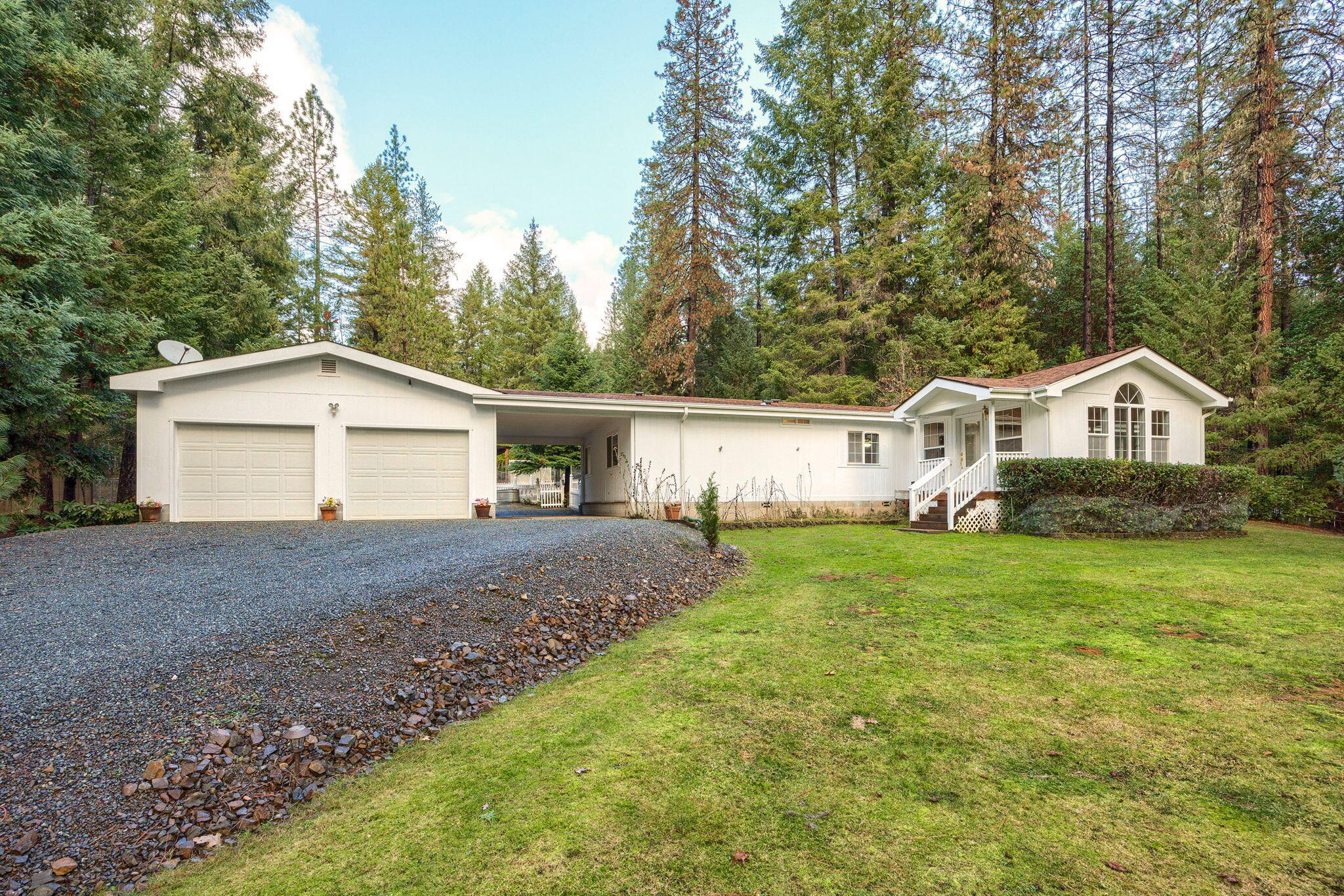 1600 Sykes Creek Road Rogue River, OR 97537 - Photo 1 of 47 Front elevation. Breezway and 2 car garage.