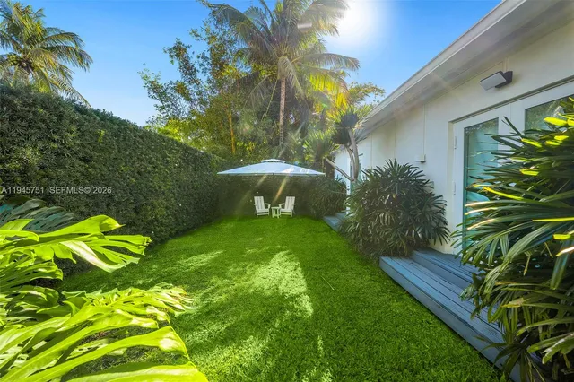 a view of a yard with plants