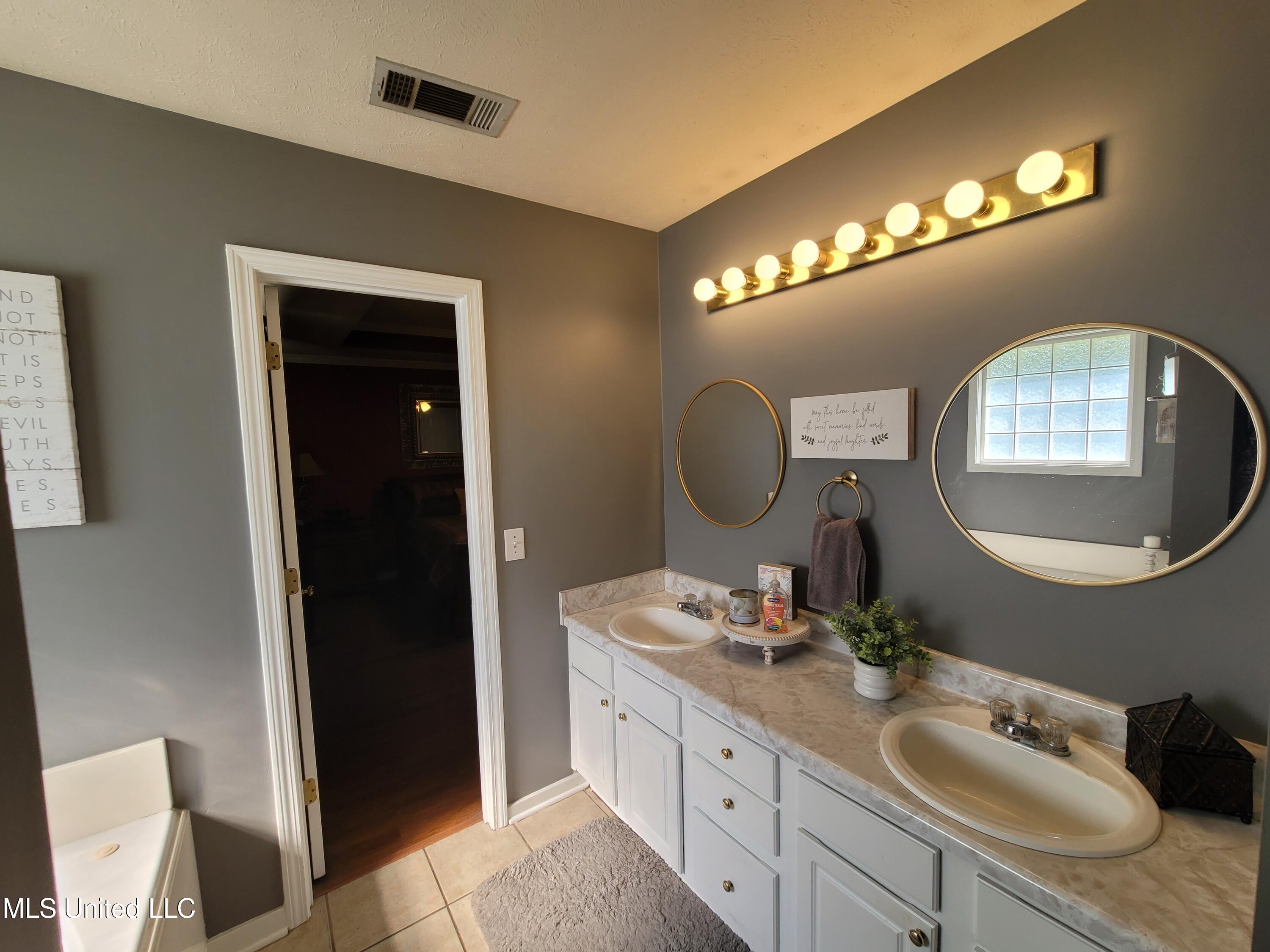 317 Willow Run Pearl, MS 39208 - Photo 20 of 49 Bathroom