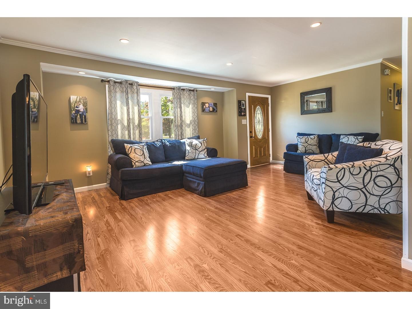 2102 Andover Road Riverton, NJ 08077 - Photo 4 of 22 Living Room