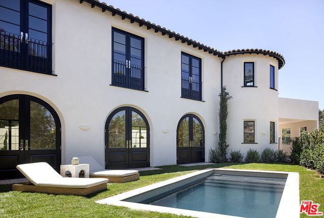 a view of a tennis court