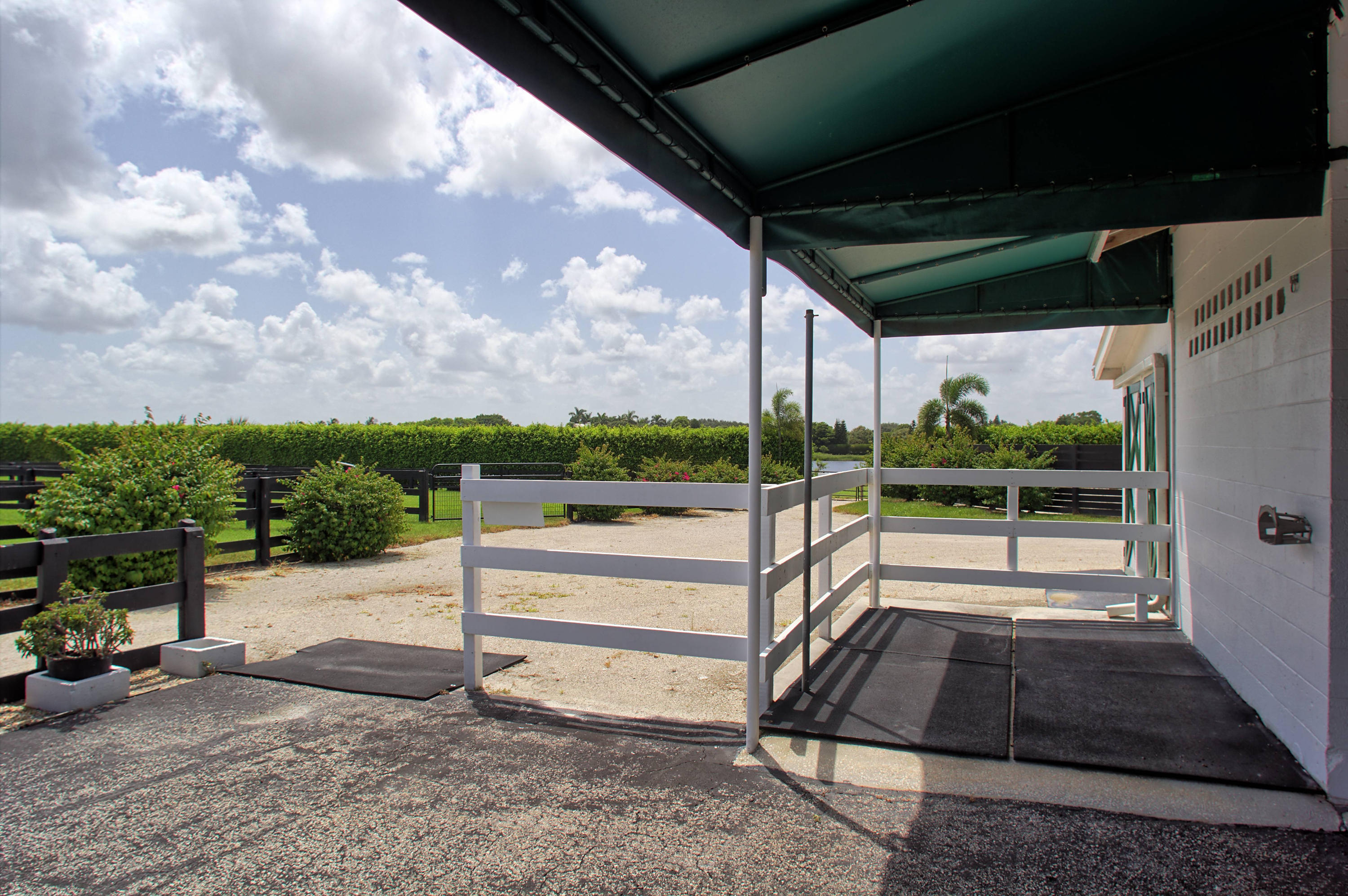 13135 Southfields Road Wellington, FL 33414 - Photo 15 of 16 Wash Stall
