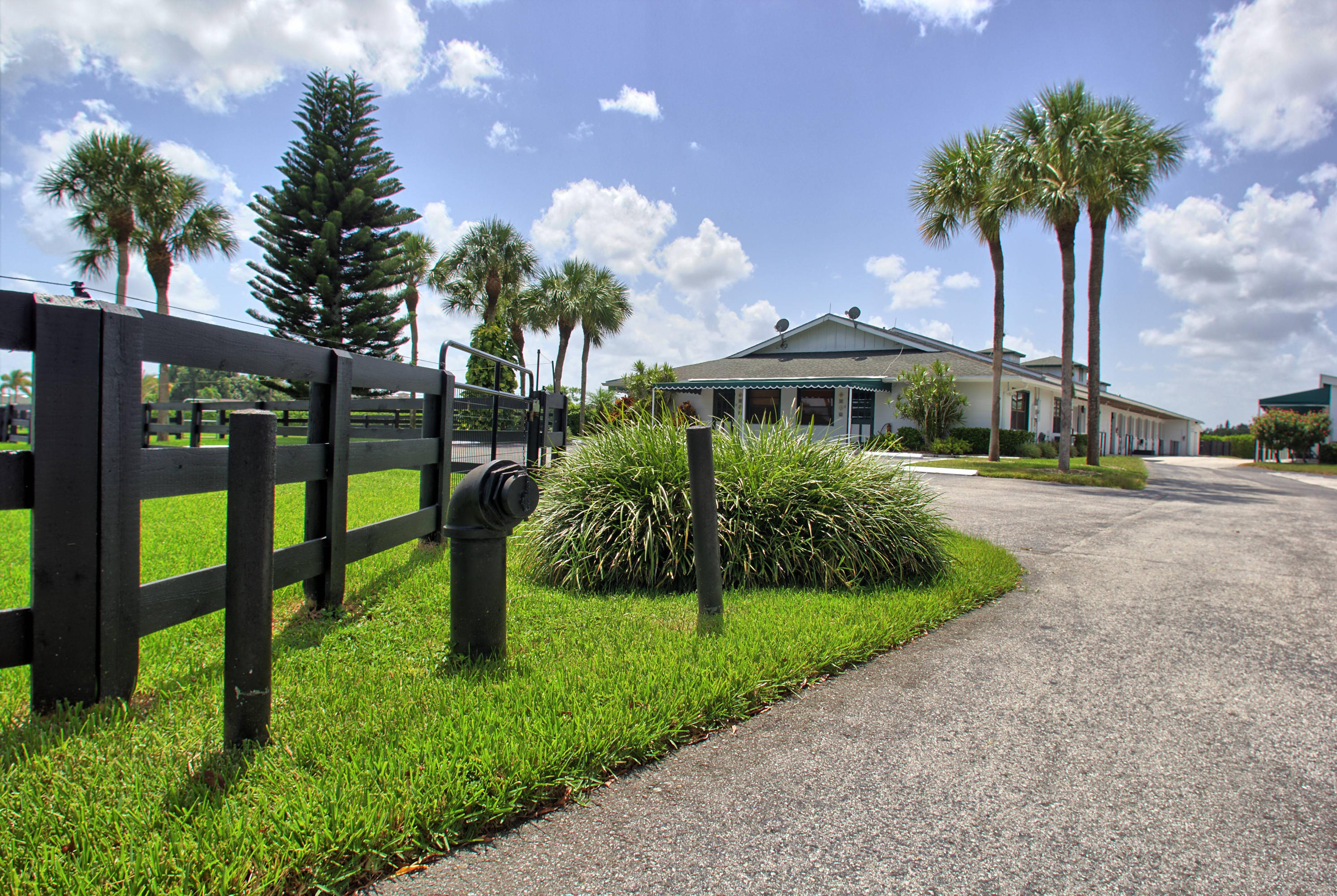 13135 Southfields Road Wellington, FL 33414 - Photo 5 of 16 Entrance Water
