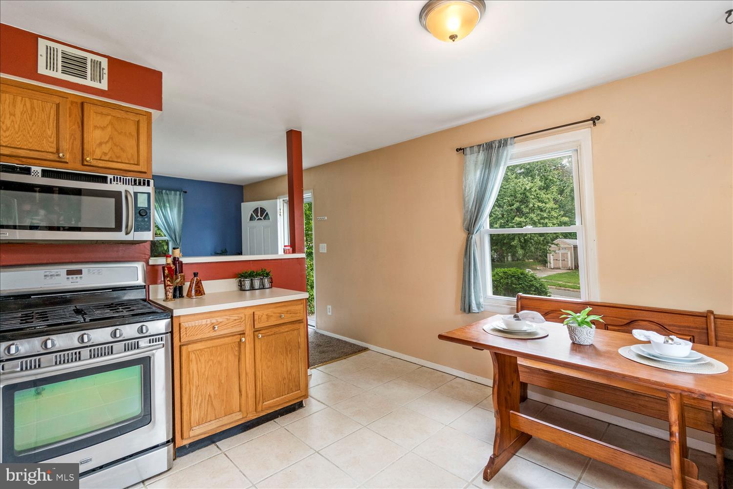 1235 Seven Oaks Road Baltimore, MD 21227 - Photo 13 of 27 Eat-in Kitchen