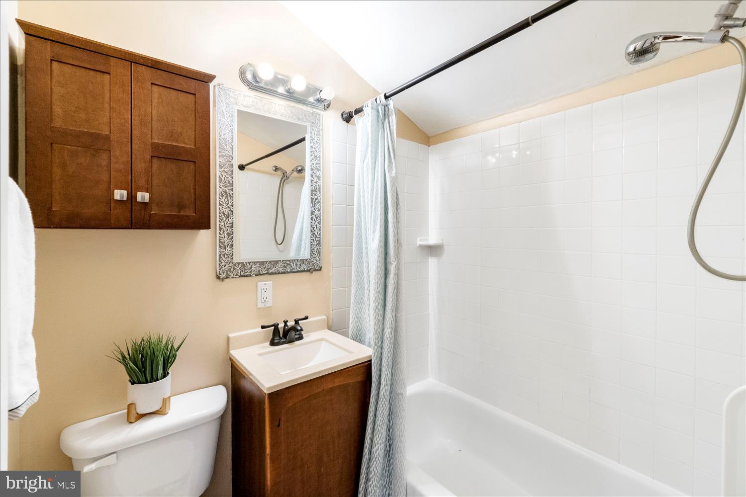 1235 Seven Oaks Road Baltimore, MD 21227 - Photo 18 of 27 Full Bathroom with Tub and Shower