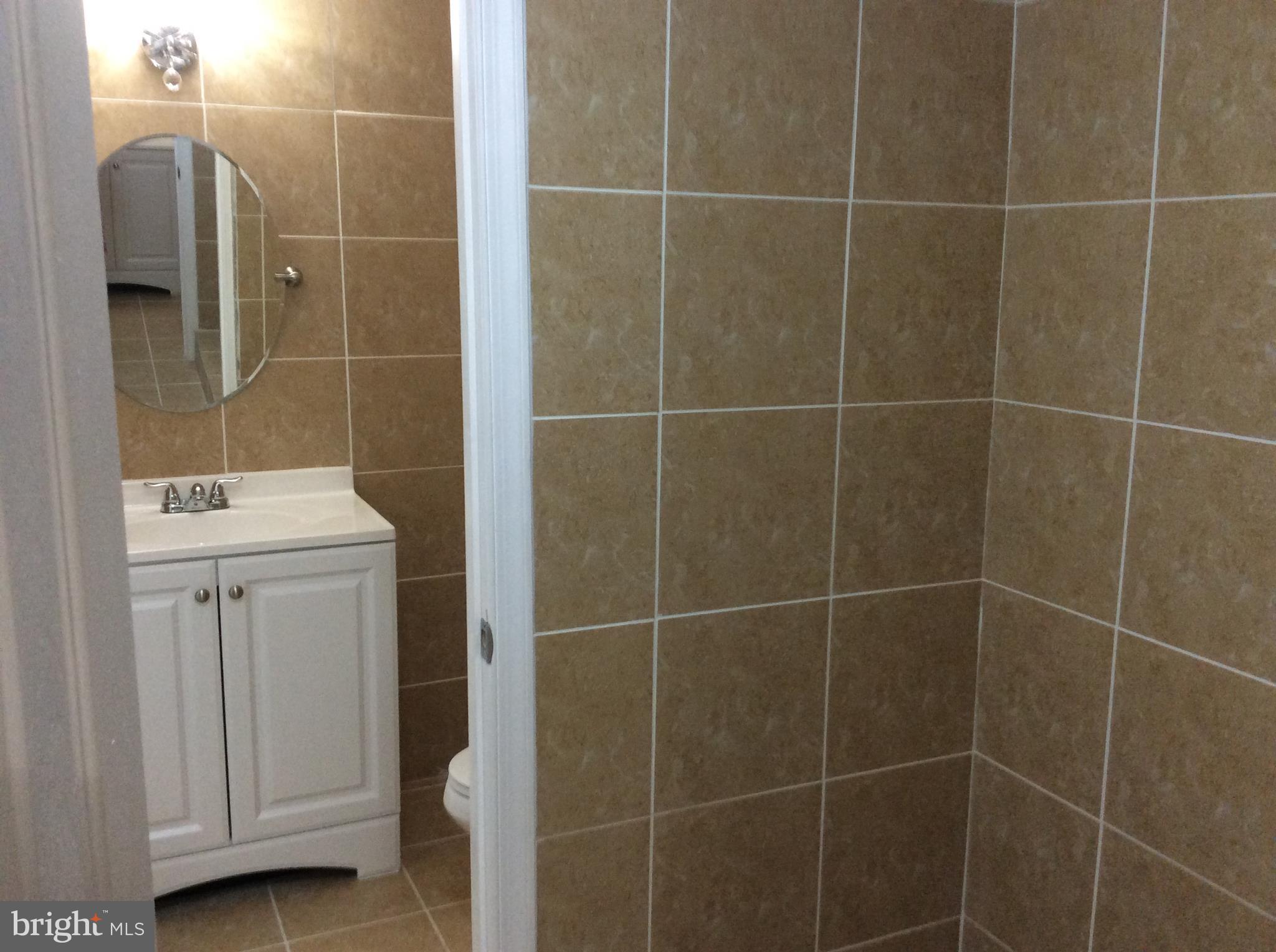 9633 White Acre Road, Unit A2 Columbia, MD 21045 - Photo 25 of 27 a bathroom with a sink toilet and shower