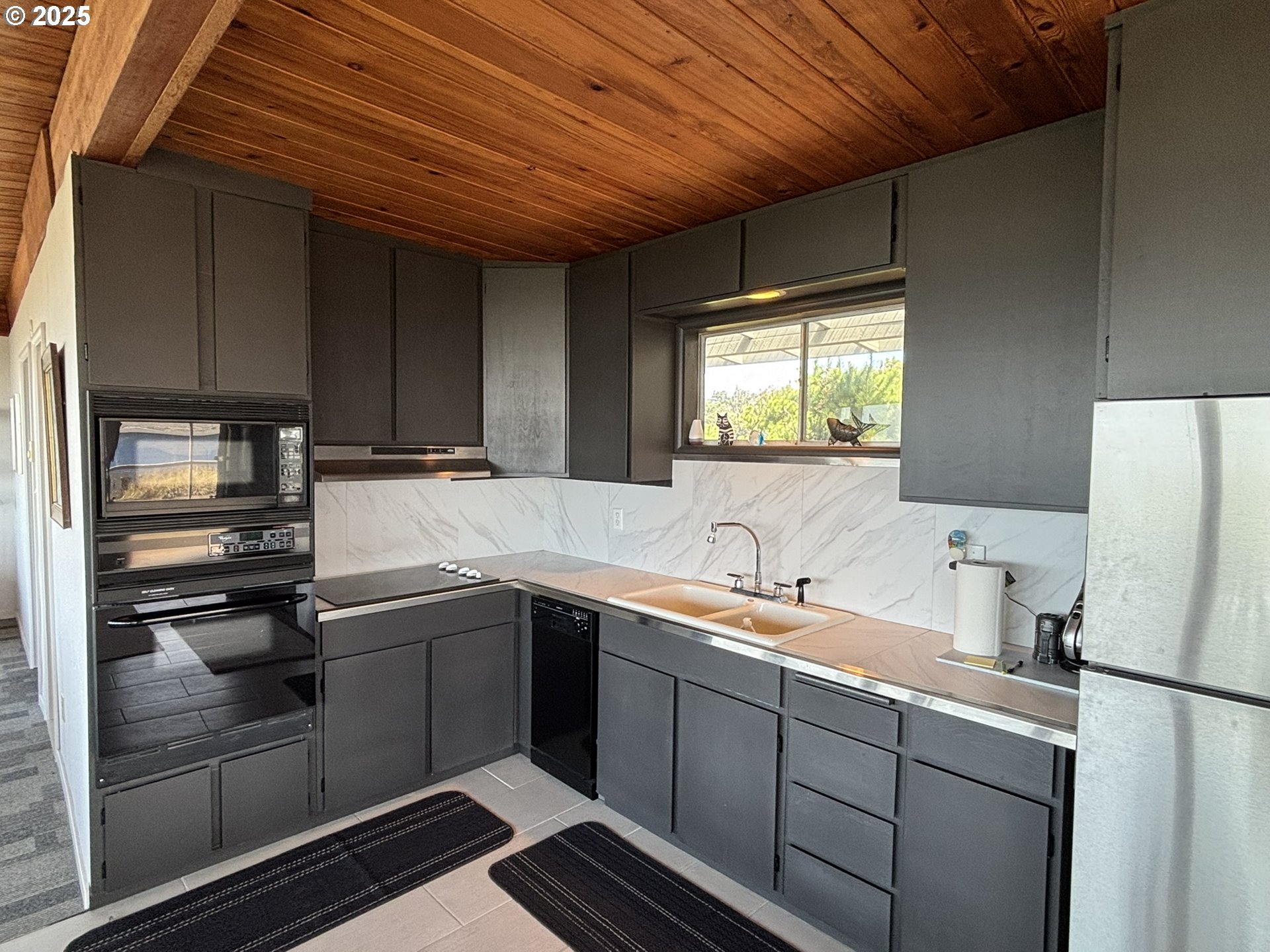 88632 3rd Avenue Florence, OR 97439 - Photo 21 of 43 a kitchen with a sink and refrigerator