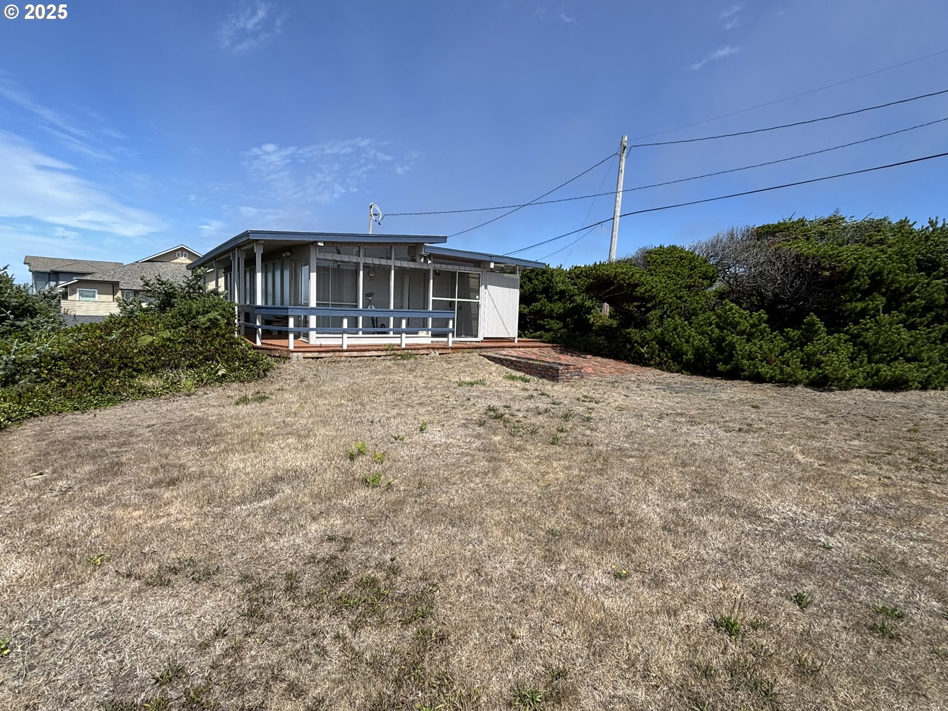 88632 3rd Avenue Florence, OR 97439 - Photo 4 of 43 a front view of a house with a yard