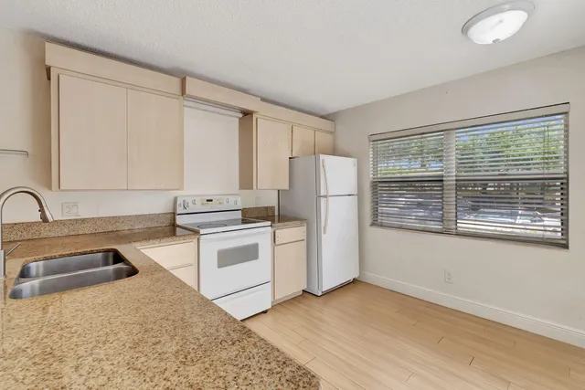 $2,300 | 4004 Medford Court, Boynton Beach, FL 33436