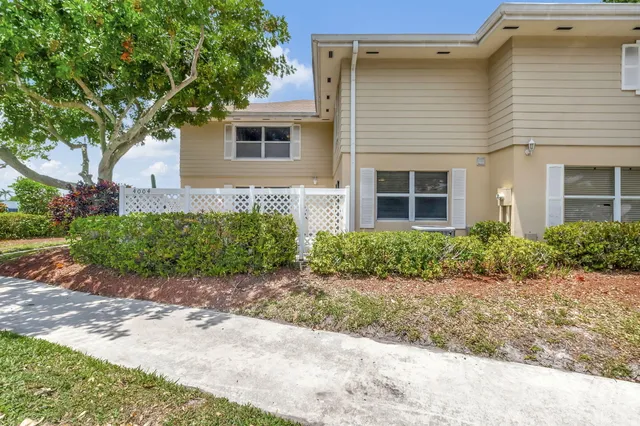 $2,300 | 4004 Medford Court, Boynton Beach, FL 33436