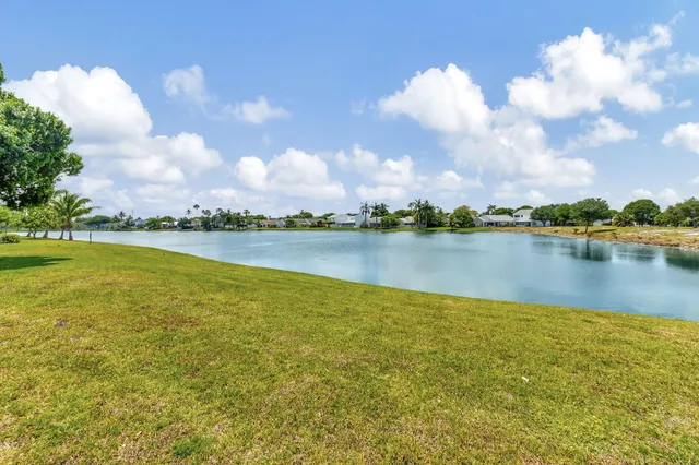 $2,300 | 4004 Medford Court, Boynton Beach, FL 33436