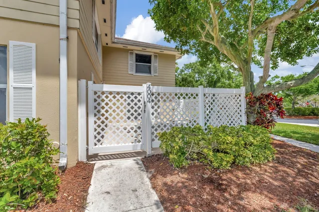 $2,300 | 4004 Medford Court, Boynton Beach, FL 33436