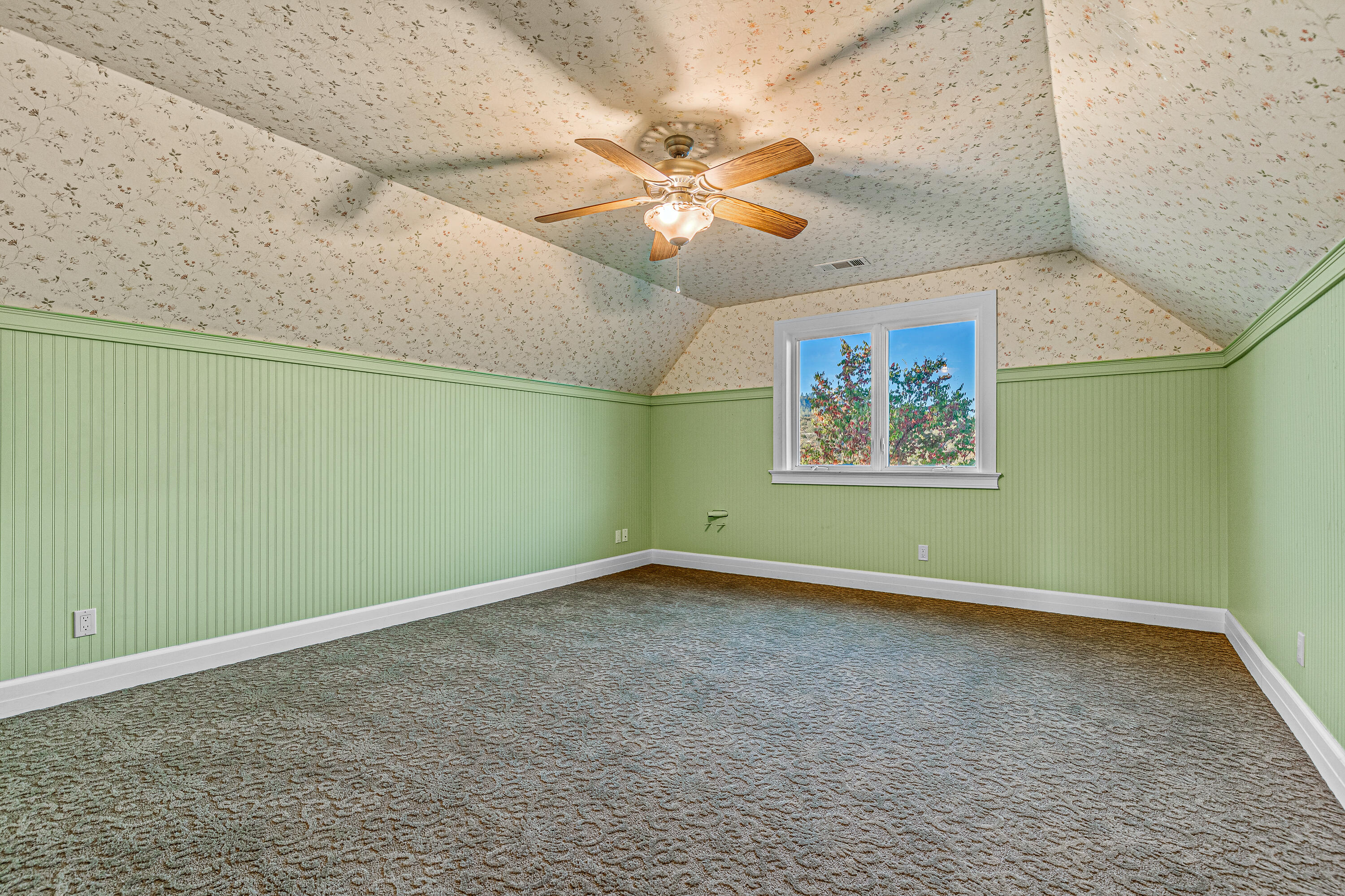 1820 Dry Creek Road Eagle Point, OR 97524 - Photo 26 of 64 Upstairs Bedroom