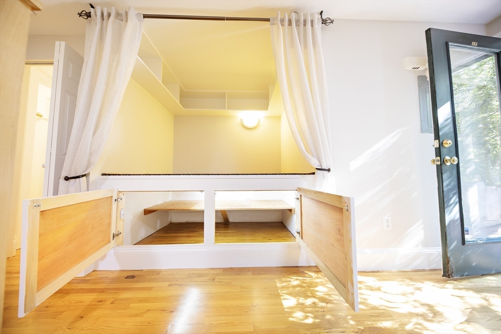 411 Norfolk Street, Unit 1F Somerville, MA 02143 - Photo 10 of 16 a bathroom with a tub and a window