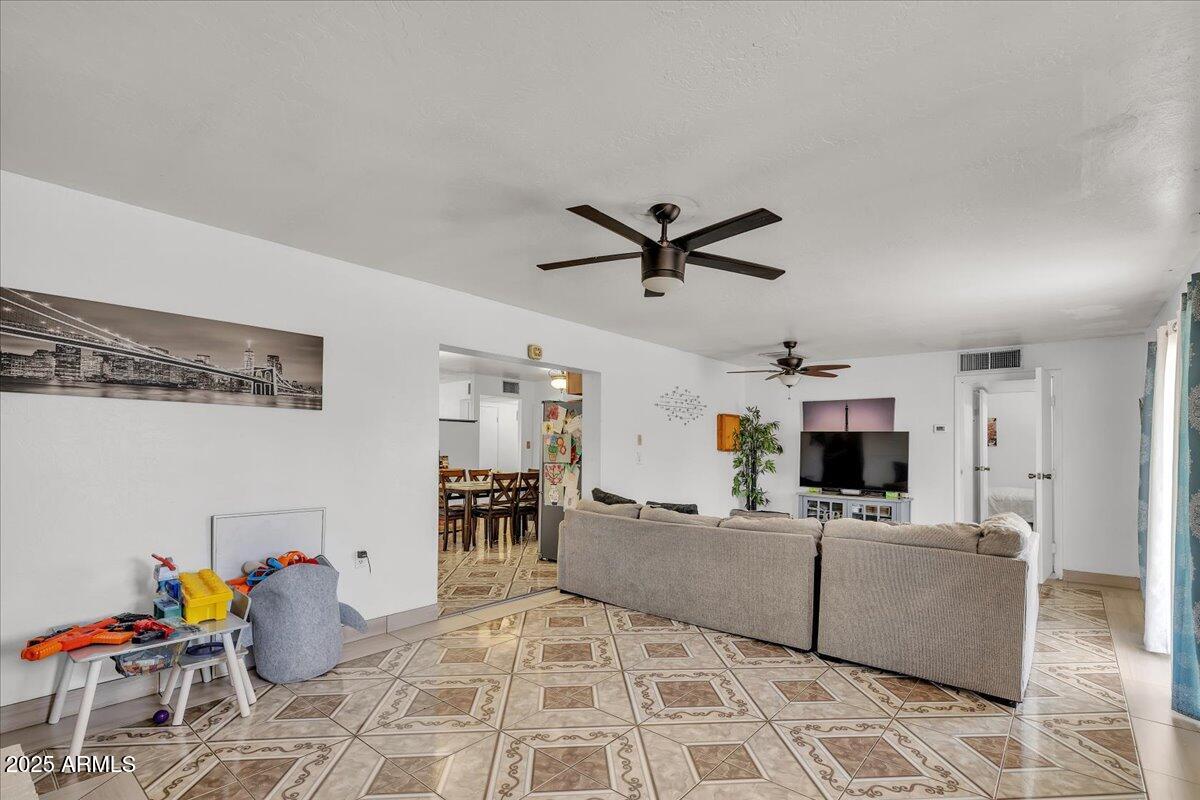 6516 West Cheery Lynn Road Phoenix, AZ 85033 - Photo 7 of 26