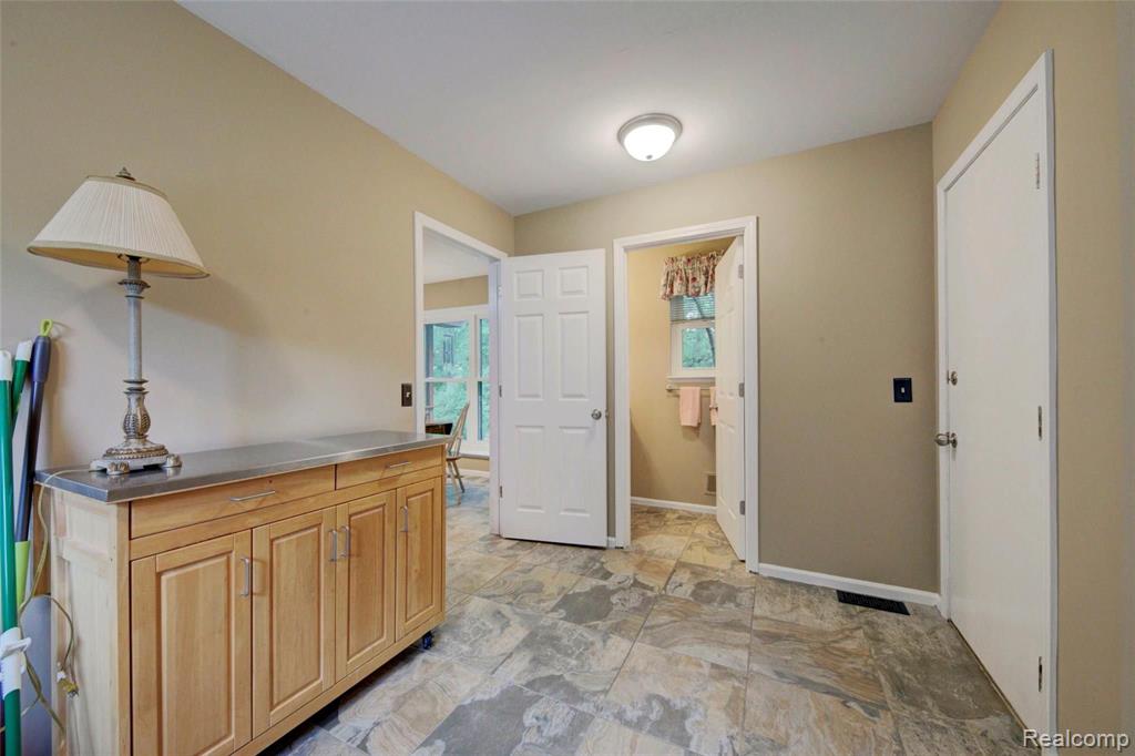 8164 Rattalee Lake Road Clarkston, MI 48348 - Photo 29 of 96
