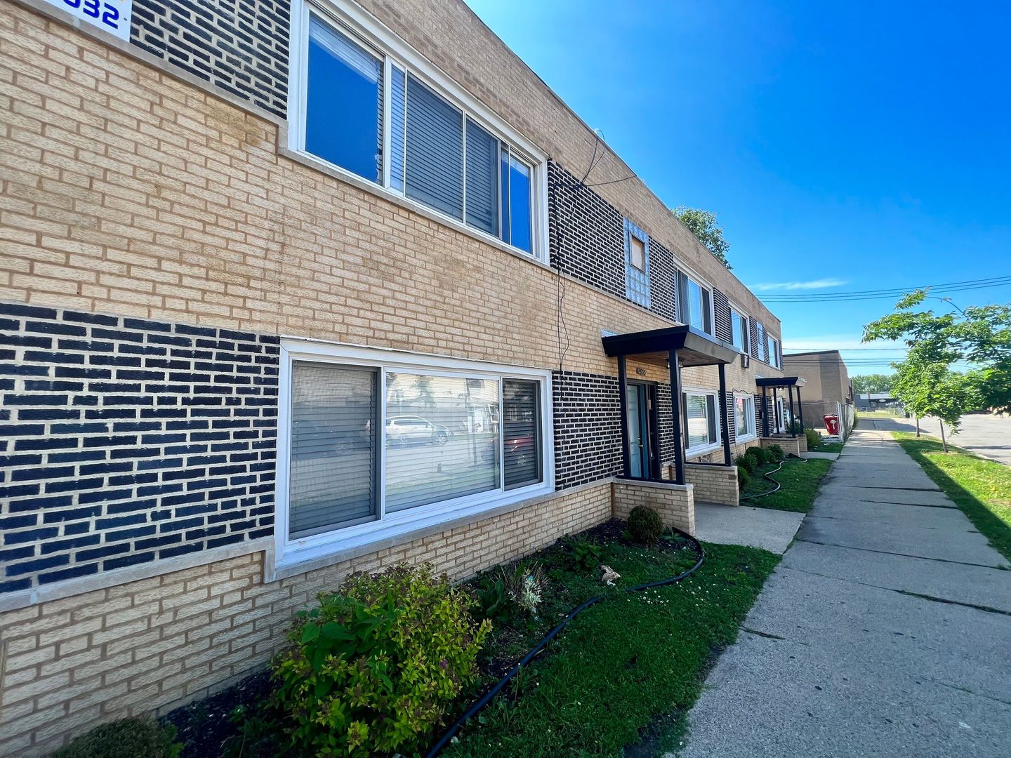 2657 West 47th Street, Unit 6 Chicago, IL 60632 - Photo 2 of 18 a front view of a house with garden