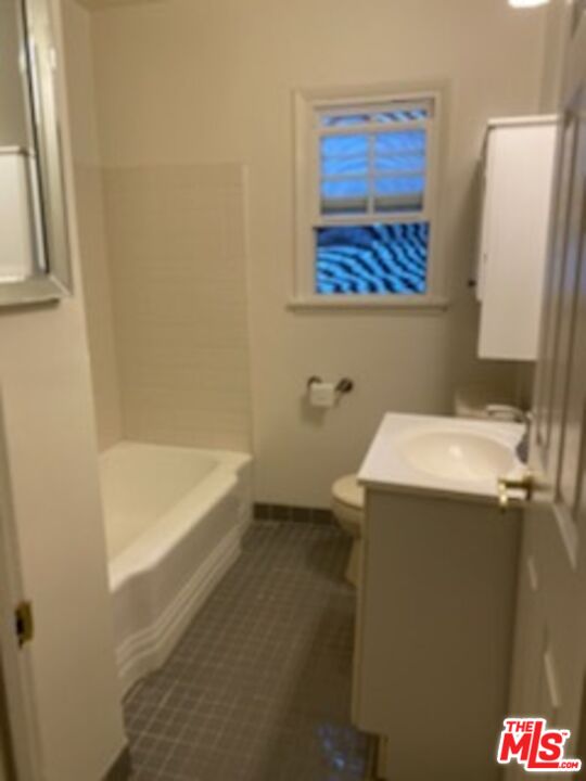 17600 Calvert Street Encino, CA 91316 - Photo 5 of 21 a bathroom with a sink and a bathtub