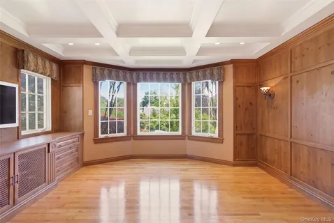 $4,345,000 | 2 Shore Drive, Manhasset, NY 11030