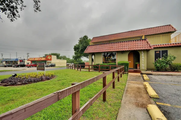 $949 | 2414 Ventura Drive, Unit 208, Austin, TX 78741