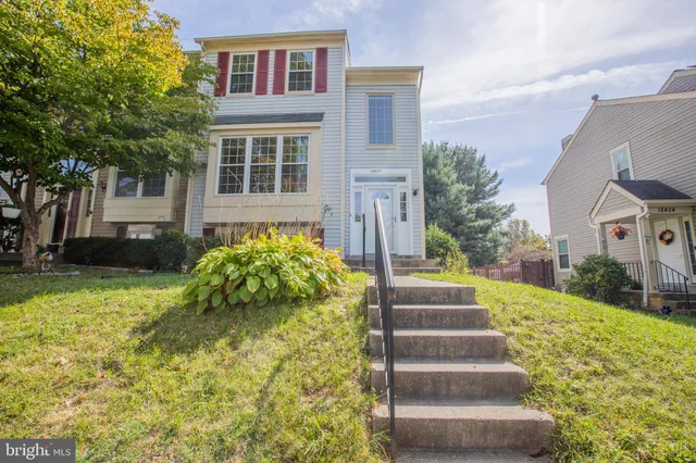 a view of house with yard