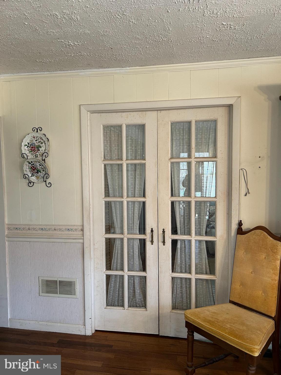 124 Karl Drive Dover, DE 19901 - Photo 19 of 58 a living room with furniture and a window
