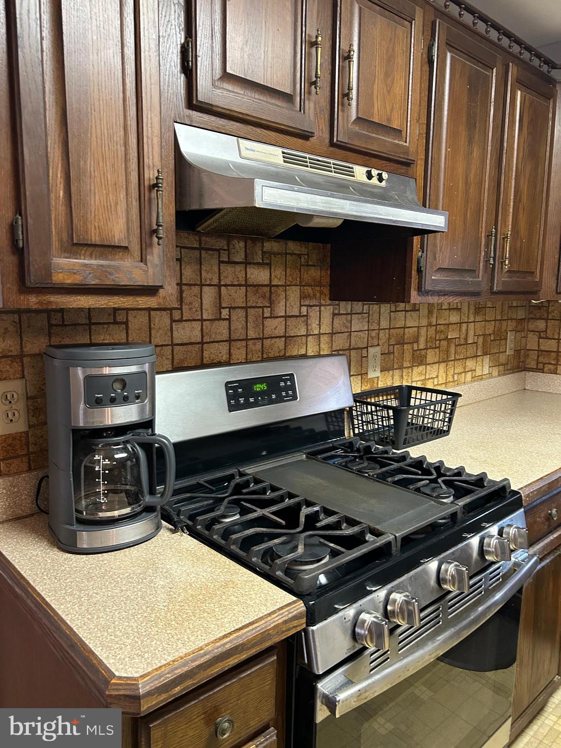 124 Karl Drive Dover, DE 19901 - Photo 34 of 58 a kitchen with a stove and a microwave