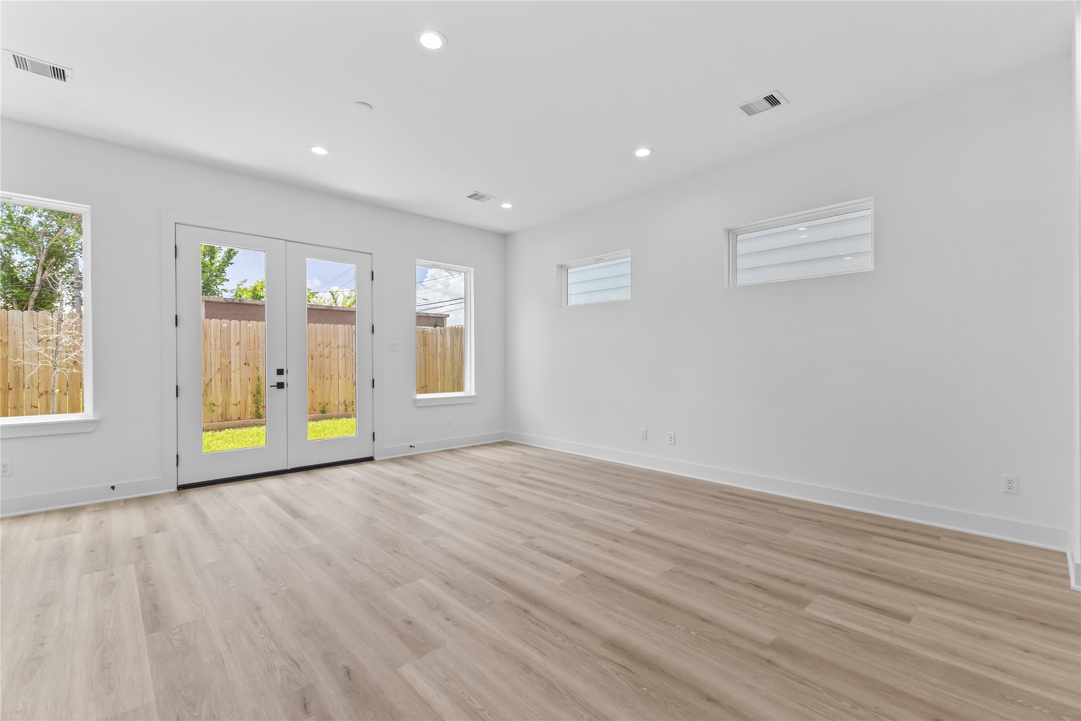 3426 Bolin Road Houston, TX 77092 - Photo 11 of 34 Living area