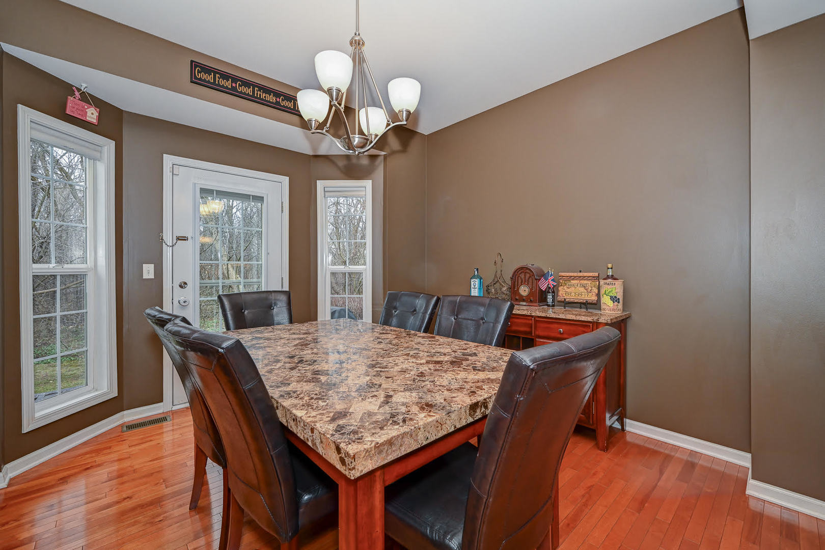 2136 Yale Circle Hoffman Estates, IL 60192 - Photo 4 of 20