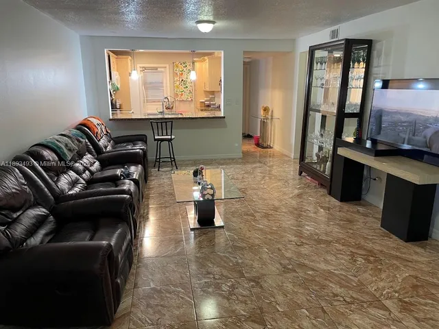 $1,900 | 2500 Southwest 81st Avenue, Unit 102, Davie, FL 33324