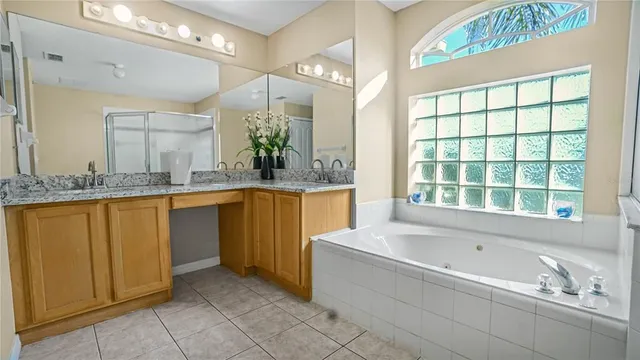 a view of a yard with an house