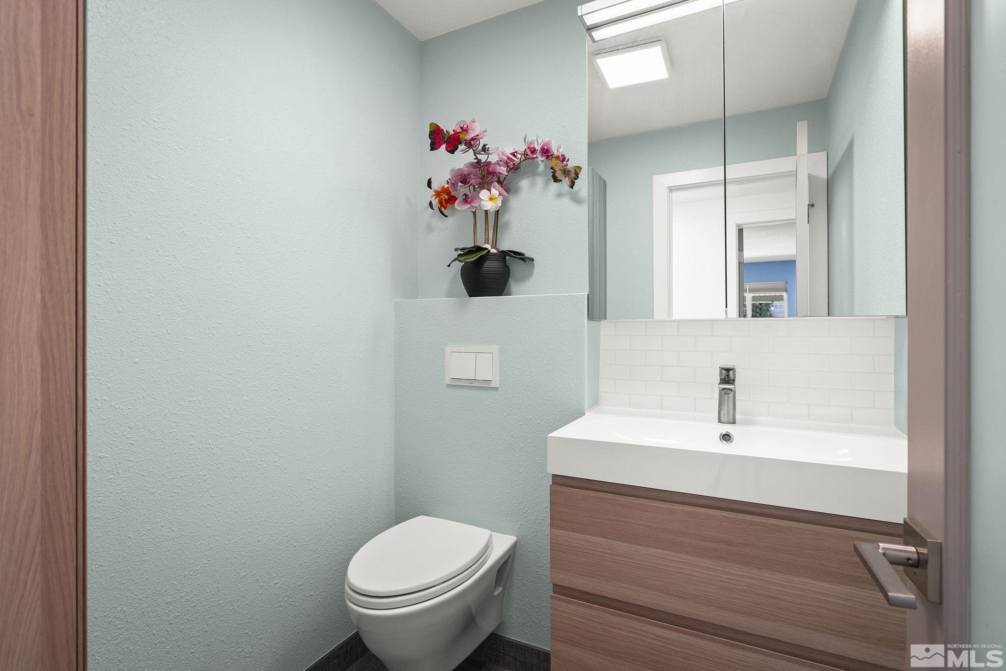 920 Pinebrook Road Reno, NV 89509 - Photo 33 of 40 a bathroom with a sink mirror and toilet