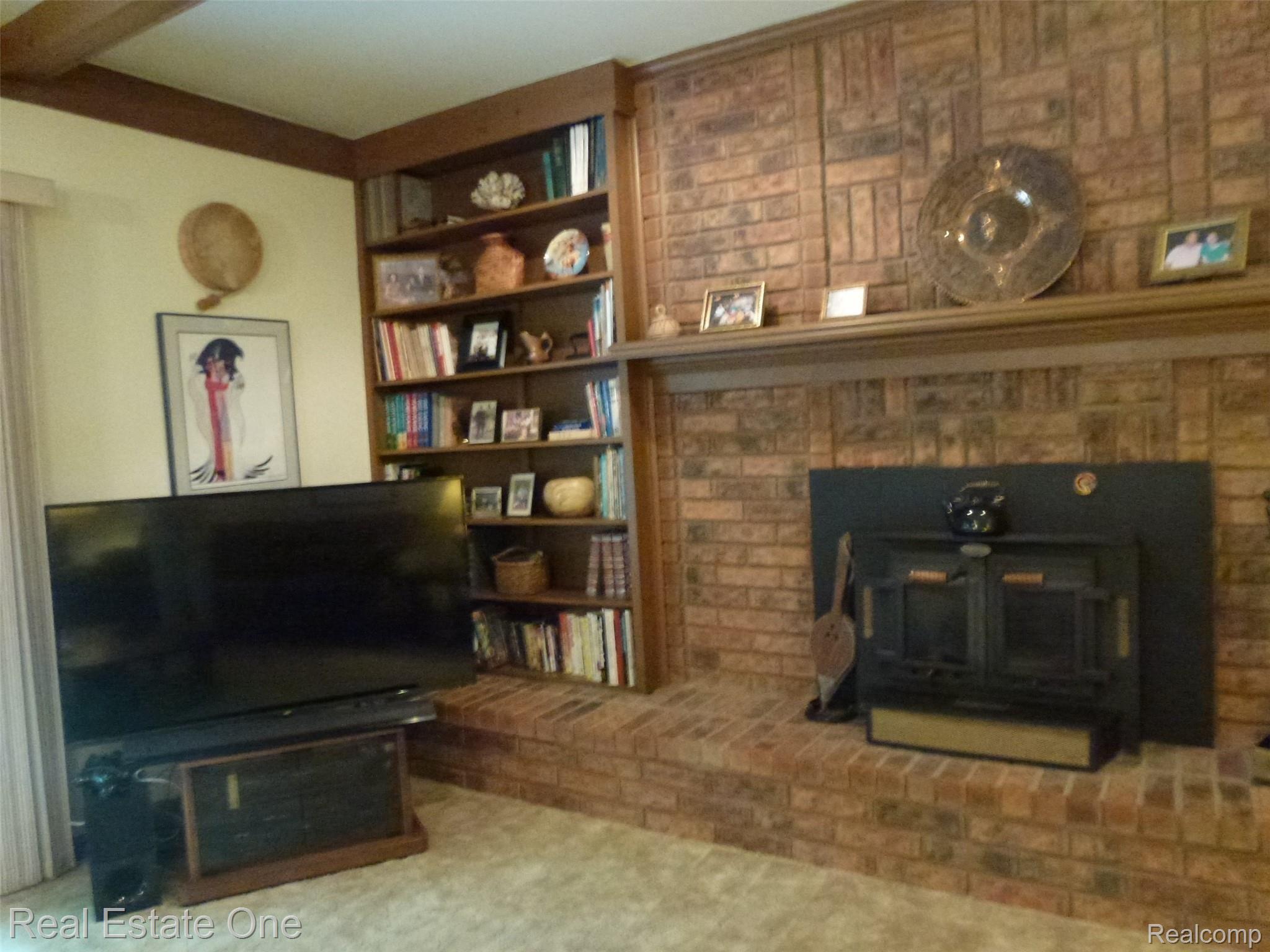 634 Shellbourne Drive Rochester, MI 48309 - Photo 22 of 52 P1070106.JPG Built-In Bookcase