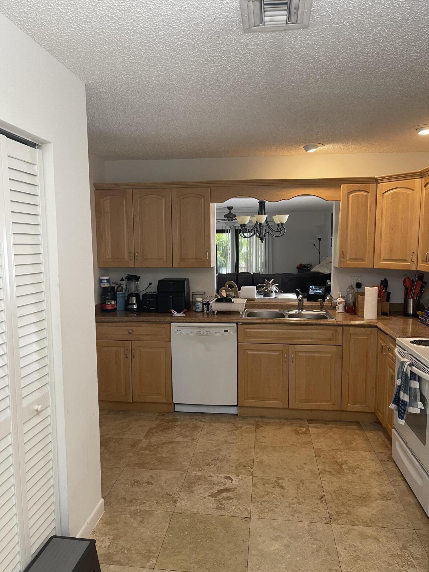 468 Northeast 42nd Street Boca Raton, FL 33431 - Photo 3 of 37 Kitchen1