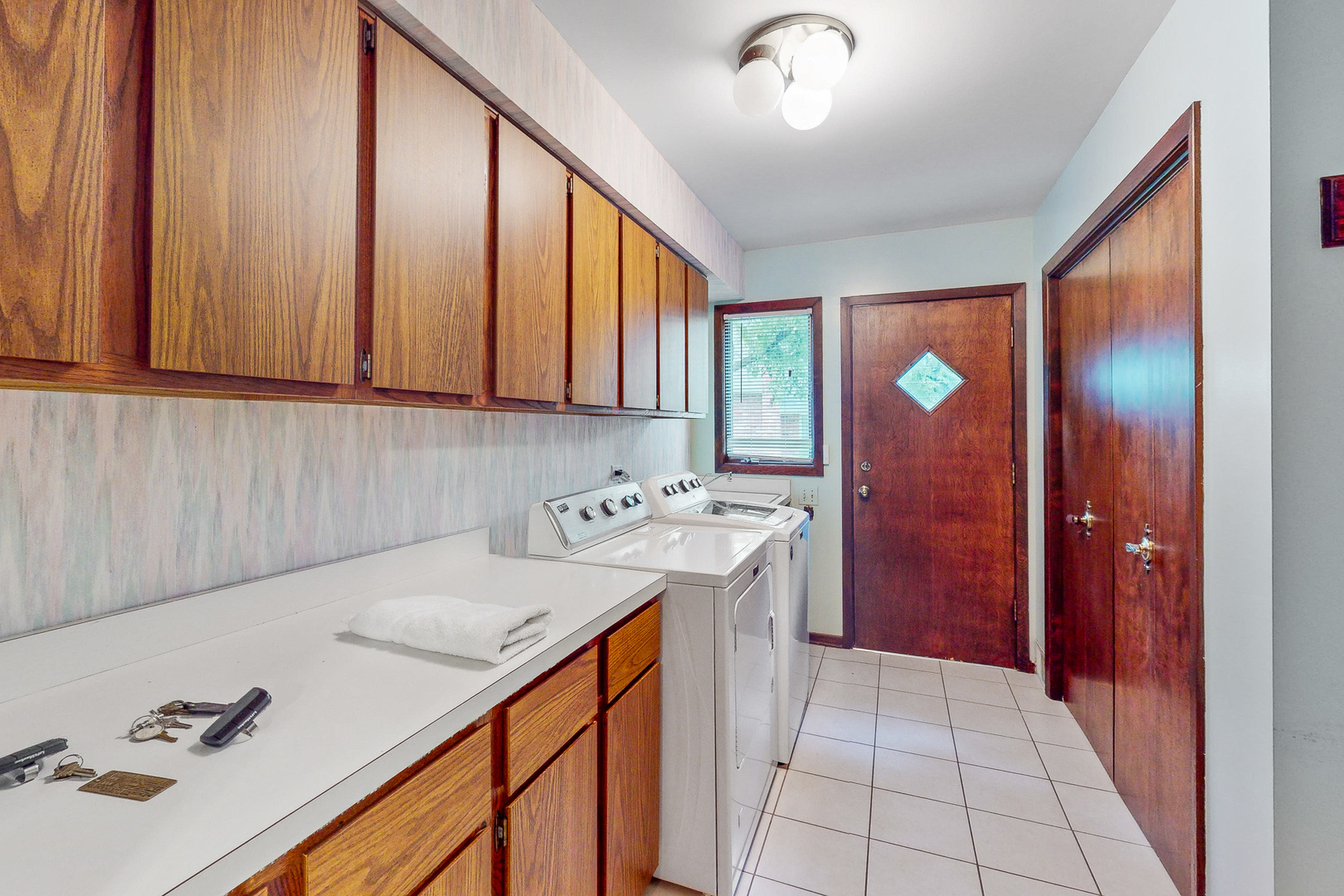 309 Hambletonian Drive Oak Brook, IL 60523 - Photo 11 of 39 a room with a sink and a washer dryer