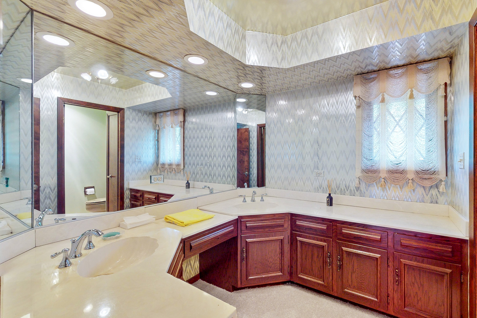 309 Hambletonian Drive Oak Brook, IL 60523 - Photo 15 of 39 a bathroom with a tub sink and mirror