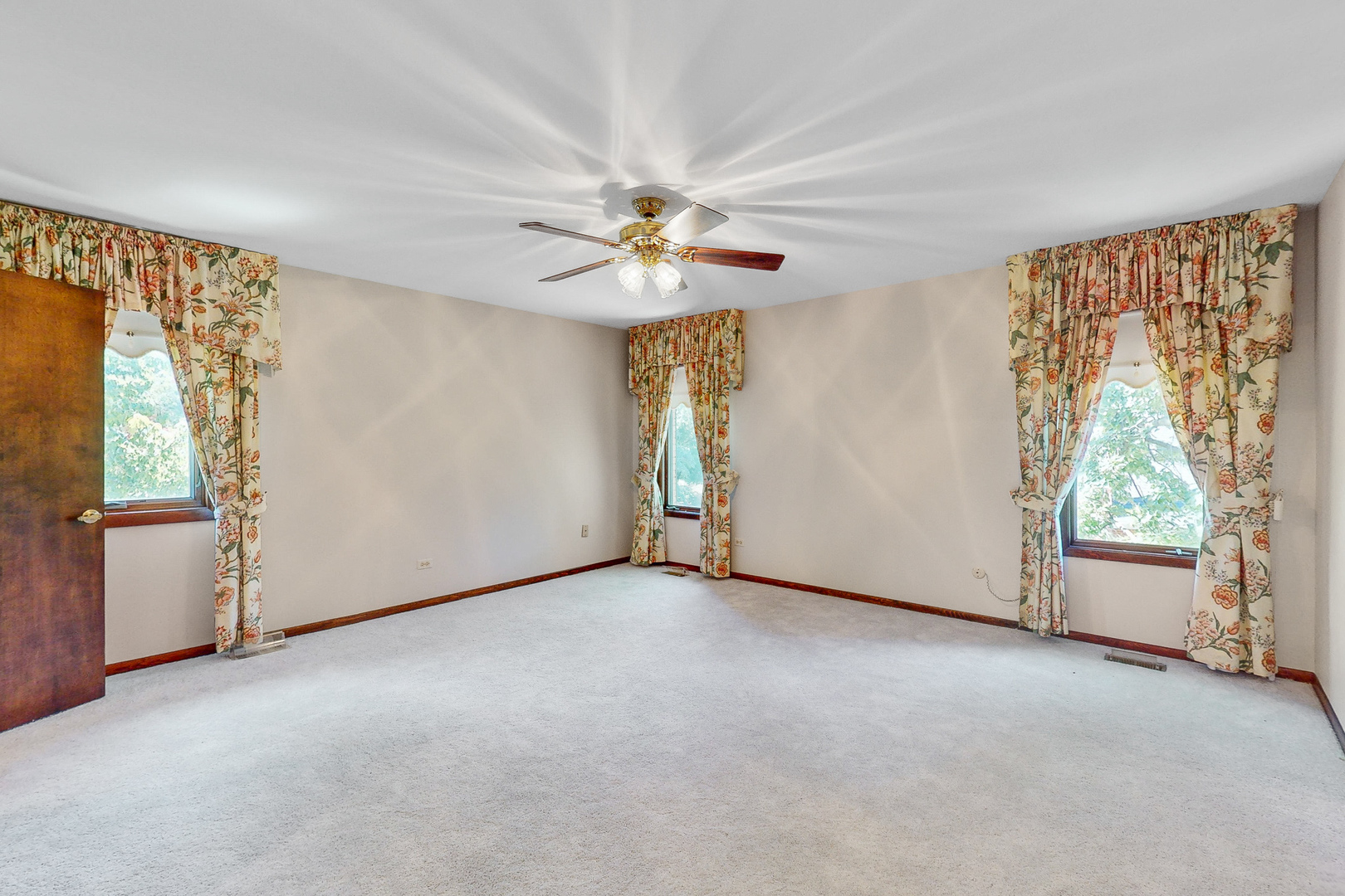 309 Hambletonian Drive Oak Brook, IL 60523 - Photo 26 of 39 an empty room with windows and fan