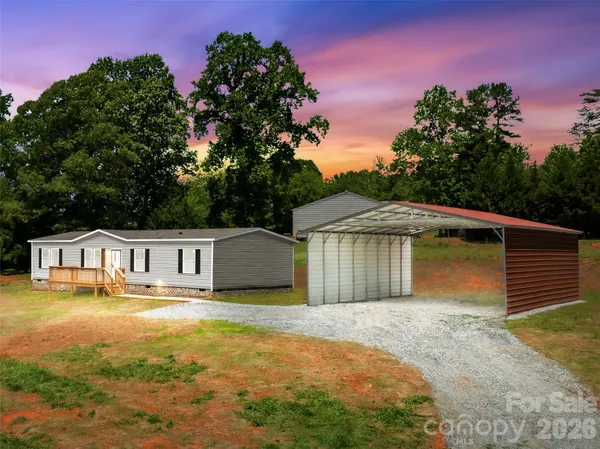 $289,900 | 4051 10th Ave Drive Southwest, Hickory, NC 28602
