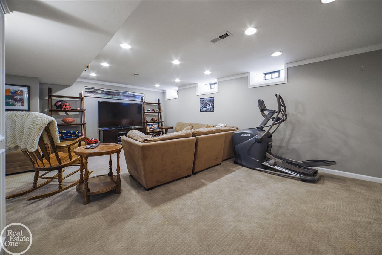 275 Moran Road Grosse Pointe, MI 48236 - Photo 33 of 43 50036996-32.JPG